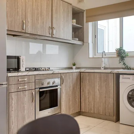 Spacious 4 Bedroom & 4 Bathrooms *